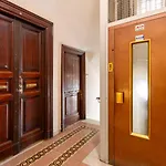Noh Vatican Courtyard 아파트 *