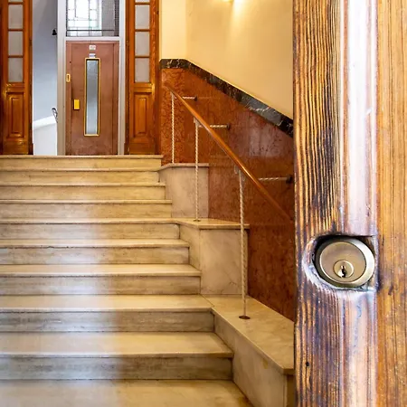 Noh Vatican Courtyard 아파트